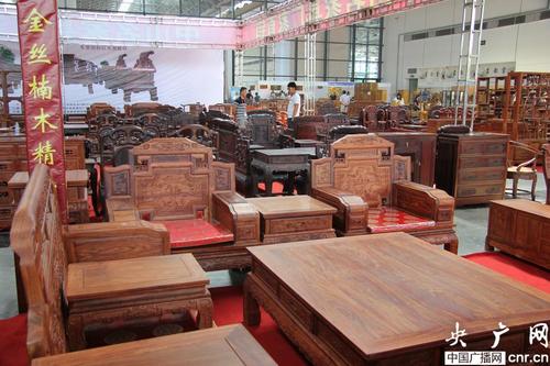 第11届中国—东盟博览会林产品与木制品展 红木家具展销区(央广网记者